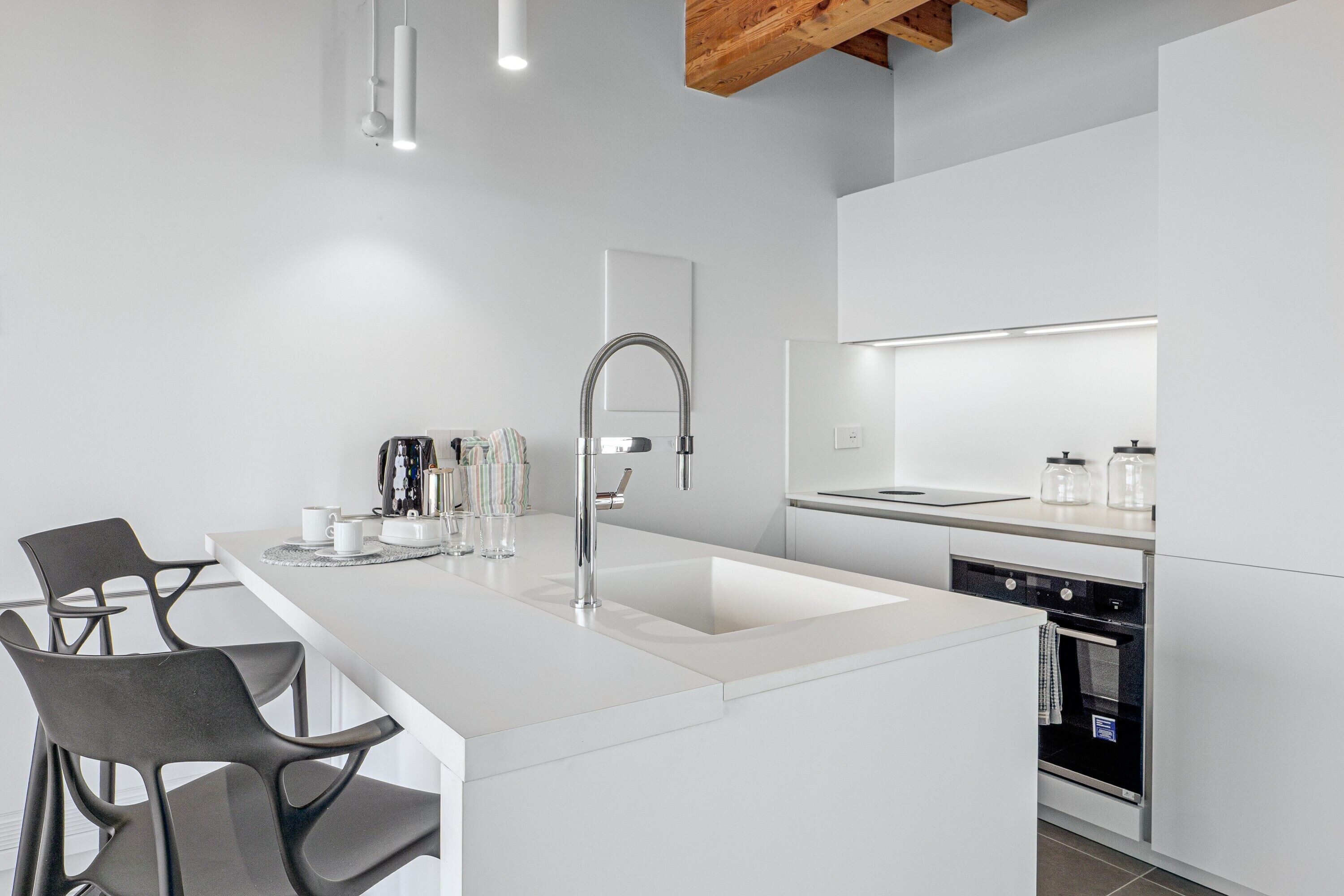 Kjøleskap, ovn, kokeplater og oppvaskmaskin