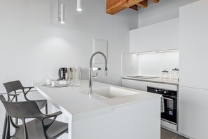 Fridge, oven, stovetop, dishwasher