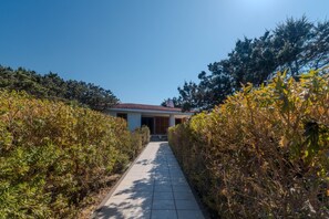 Exterior - Holiday Home 'Mirella- Portobello' with Private Terrace, Private Garden and Wi-Fi (Portobello)