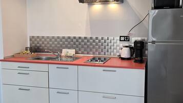 Frigorífico, microondas, cafetera o tetera y tostadora