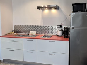 Réfrigérateur, micro-ondes, cafetière/bouilloire, grille-pain