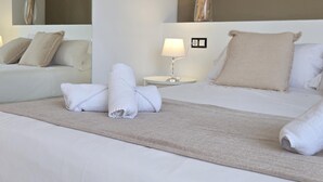 A hotel room with a large bed, two bedside tables, a lamp, and a mirror. - Felix Sáenz Boutique Suites: Design Stay in Malaga Center (Málaga)