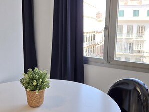 Dining - Felix Sáenz Boutique Suites: Design Stay in Malaga Center (Málaga)