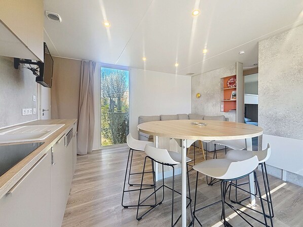 Dining - Comfortable mobile home 6 pers, 3 beds, 2 bath, near beach, cleaning included (Jullouville)