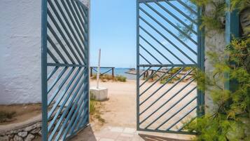 Una spiaggia nelle vicinanze