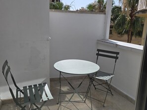 Outdoor dining - Boutique Suites in Central Malaga, Modern and Comfortable (Málaga)