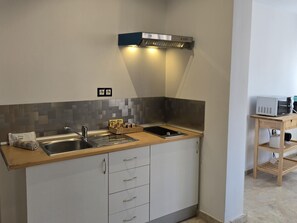 Kylskåp, mikrovågsugn, kaffe- och tebryggare och brödrost