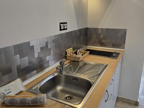 Kühlschrank, Mikrowelle, Wasserkocher mit Kaffee-/Teezubehör, Toaster