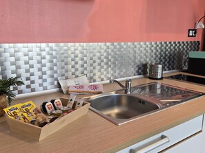 Réfrigérateur, micro-ondes, cafetière/bouilloire, grille-pain