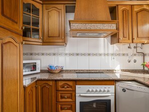 Kühlschrank, Mikrowelle, Ofen, Geschirrspüler