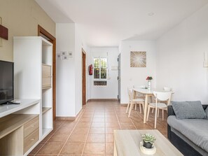 TV - Apartment with private garden in Chiclana for 4 people (Chiclana de la Frontera)