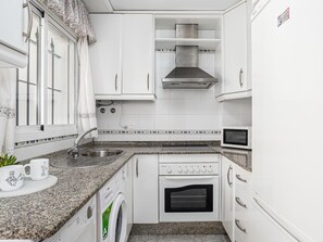 Kühlschrank, Mikrowelle, Ofen, Geschirrspüler