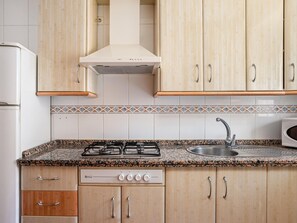 ثلاجة، ميكروويف، فرن، ماكينة لصنع القهوة/الشاي