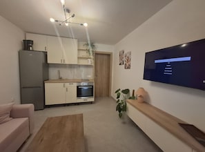 Apartemen (One Bedroom Apartment with Garden Vie) | Ruang keluarga | Televisi layar datar 32-inci dengan saluran TV kabel