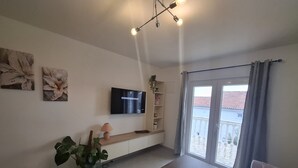 아파트 (One Bedroom Apartment with Garden Vie) | 거실
