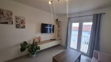 Apartment (One Bedroom Apartment with Garden Vie) | Living room | 32-inch flat-screen TV with cable channels
