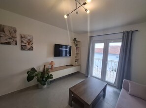 Huoneisto (One Bedroom Apartment with Garden Vie) | Olohuone | 32–tuumainen taulutelevisio, jossa kaapelikanavat