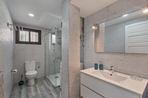 Dusj, hårføner og håndklær