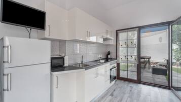 Jääkaappi, mikroaaltouuni, uuni, liesi