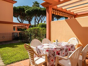 Outdoor dining - Townhouse near the beach in Chiclana de la Frontera (Chiclana de la Frontera)