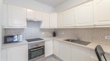 Køleskab, mikrobølgeovn, ovn, kogeplade