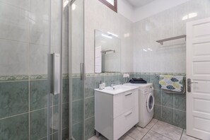 Douche, sèche-cheveux, serviettes fournies