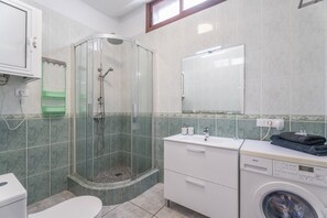 Shower, hair dryer, towels - Vacation 'Chiara' with Mountain View and Shared Pool (Costa Adeje)