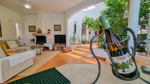 Uma sala de estar moderna com lareira, televisão e assentos confortáveis.