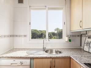 Fridge, microwave, oven, coffee/tea maker