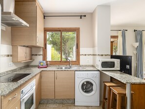 Kühlschrank, Mikrowelle, Ofen, Geschirrspüler