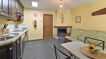 Réfrigérateur, four à micro-ondes, surface de cuisson, cafetière-théière