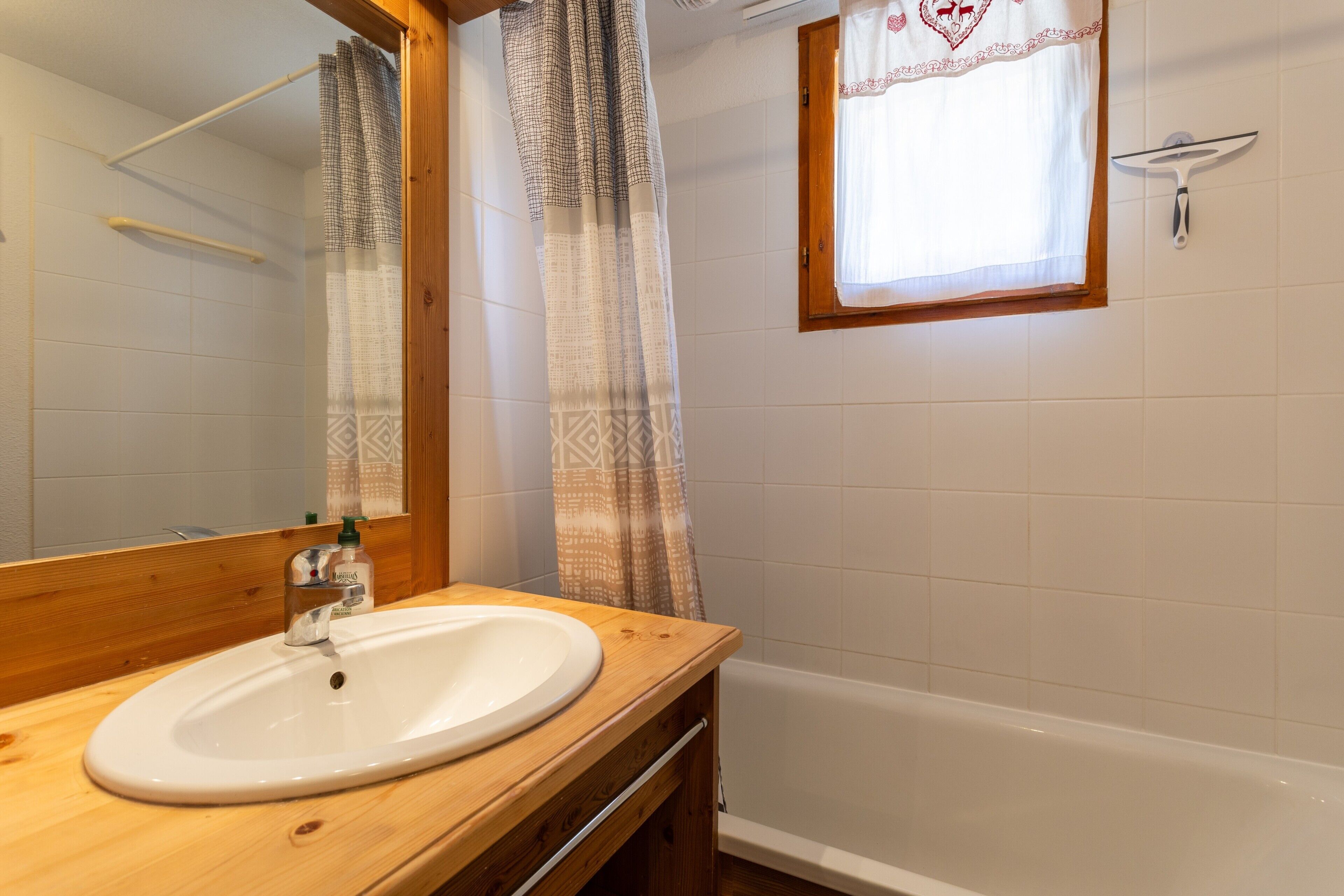 Shower, free toiletries, hair dryer