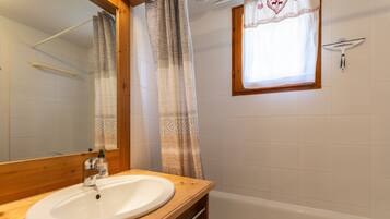 Shower, free toiletries, hair dryer