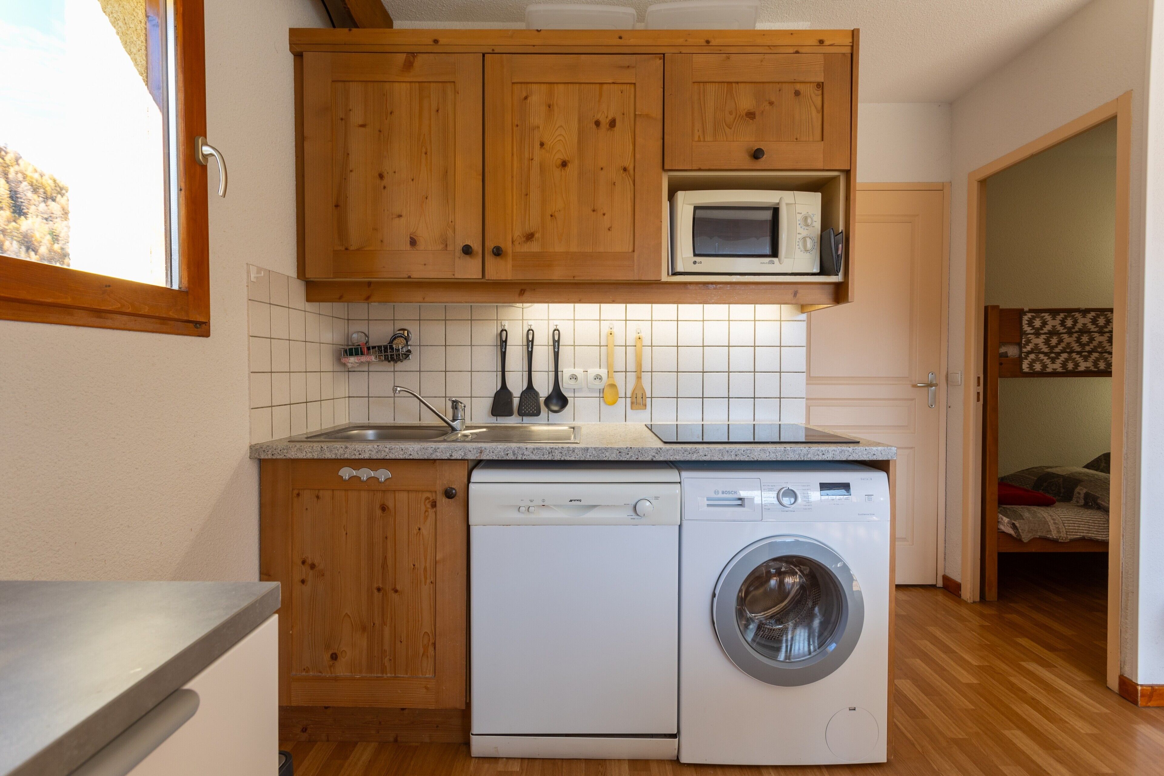 Kylskåp, mikrovågsugn, ugn och spishäll