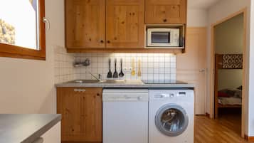 KylskÄp, mikrovÄgsugn, ugn och spishÀll