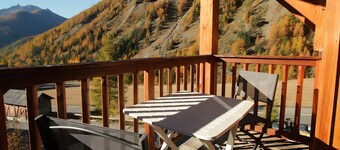 Apartamento 'Les Granges - Vista Panorámica' con vistas a las montañas, piscina compartida y balcón