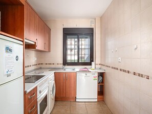 Frigorífico, microondas, horno y lavavajillas