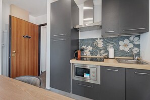 Réfrigérateur, micro-ondes, plaque de cuisson, cafetière/bouilloire