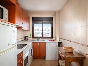 Frigorífico, microondas, horno y lavavajillas