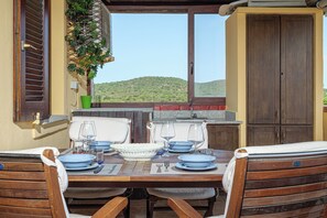 Dining - Apartment 'Tramontina' – by And service with sea view, Wi-Fi, and air conditioning (Golfo Aranci)