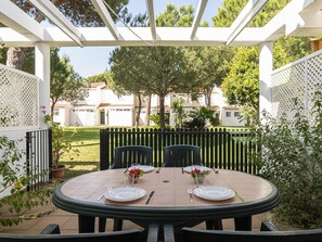 Outdoor dining - Townhouses at Playa de La Barrosa, Chiclana (Chiclana de la Frontera)