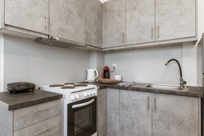 Réfrigérateur, four, plaque de cuisson, cafetière/bouilloire