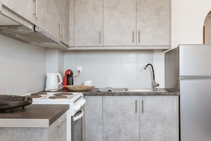 Kjøleskap, ovn, kokeplater og kaffetrakter/tekoker