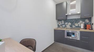 Kühlschrank, Mikrowelle, Herdplatte, Wasserkocher mit Kaffee-/Teezubehör