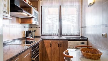 Geladeira, micro-ondas, fogão, cooktop