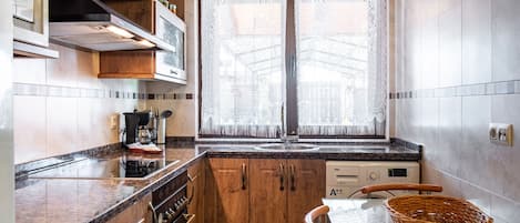 Geladeira, micro-ondas, fogão, cooktop