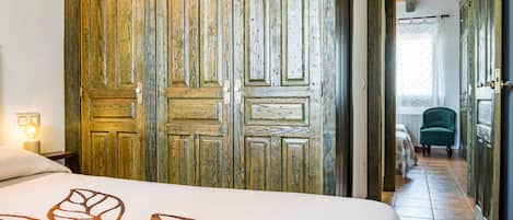 3 habitaciones, tabla de planchar con plancha, wifi y ropa de cama