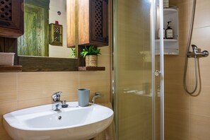 Shower, hair dryer, towels - Rural House 'La Casa Del Carpintero' with Private Pool, Private Terrace and Private Garden (Zarapicos)