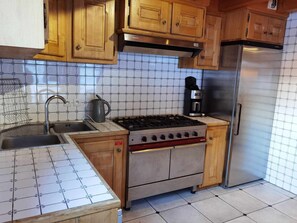 Fridge, dishwasher