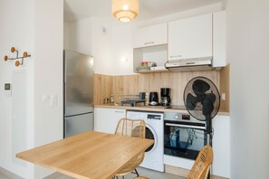 Een koelkast, een oven, een kookplaat, een koffiezetapparaat/waterkoker